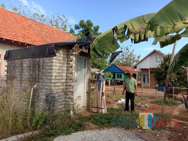 Saksi saat menunjukkan lokasi kamar mandi tempat korban disetubuhi tersangka (Foto: Polsek Sapeken for JatimTIMES)