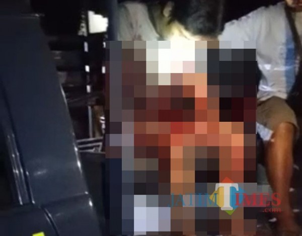 Penuh luka bacok, korban saat dievakuasi petugas kepolisian Bluto Kabupaten Sumenep (Foto: Ist/JatimTIMES)