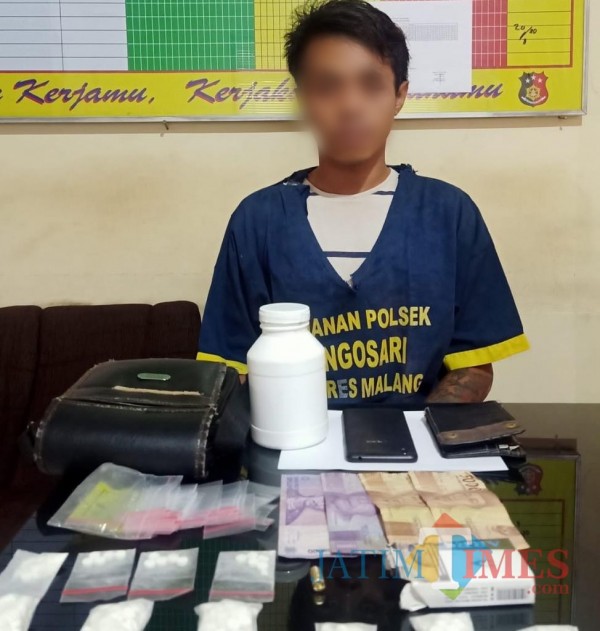 Tersangka beserta barang bukti narkotika yang berhasil diamankan polisi (Foto : Istimewa)