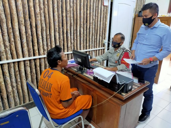 Pelaku saat berhasil diamankan Polsek Dampit, Kabupaten Malang. (Istimewa)