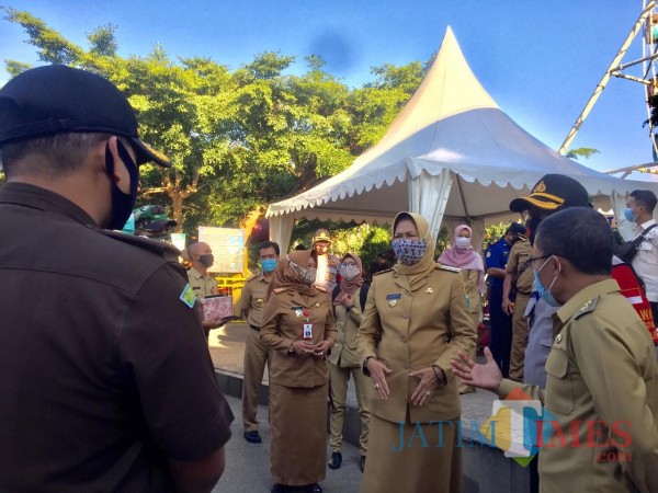 Wali Kota Batu Dewanti Rumpoko (tiga dari kiri) saat bersama Forkopimda di Alun-Alun Kota Batu, Senin (24/8/2020) (Foto : Irsya Richa/MalangTIMES)