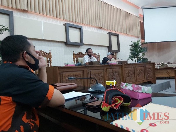 Suasana hearing dugaan kesalahan proses IMB Swalayan MPC Pemuda Pancasila di ruang khusus DPRD Banyuwangi (Nurhadi Banyuwangi Jatim Times)