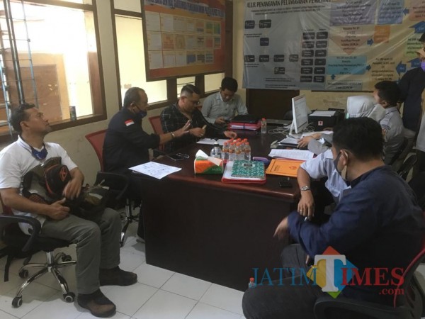 Suasana saat Tim Malang Jejeg melayangkan gugatan atas keputusan KPU di Kantor Bawaslu Kabupaten Malang (Foto : Ashaq Lupito / MalangTIMES)