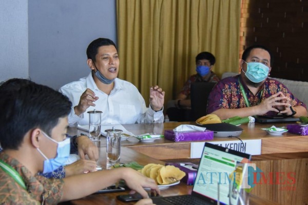 Wali Kota Kediri Abdullah Abu Bakar saat menghadiri sosialisasi pengadaan barang jasa pemerintah. (Foto :istimewa)