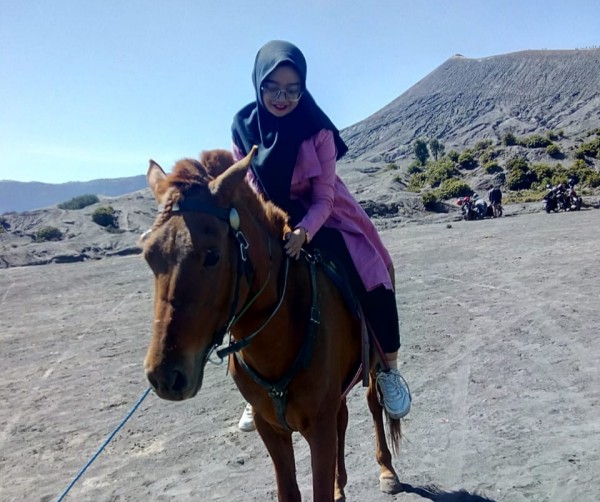 Wisatawan saat berswa foto di Taman Nasional Bromo Tengger Semeru (TNBTS). (Foto: Istimewa).