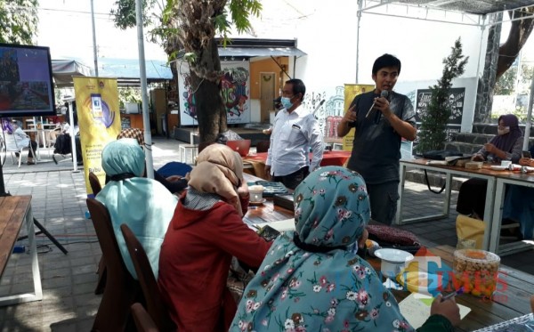 Fendy Resdian Artanto praktisi pemasaran online saat menjelaskan kepada pelaku UMKM.(Eko arif s/Jatimtimes)