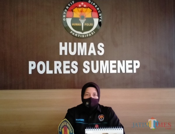 Kasubbag Humas Polres Sumenep AKP Widiarti saat ditemui di ruang kerjanya (Foto: Syaiful Ramadhani/JatimTIMES)