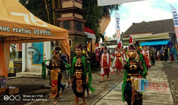 Salah satu tarian yang ditampilkan dalam acara Grebek Suro (Foto : Moch. R. Abdul Fatah / Jatim TIMES)