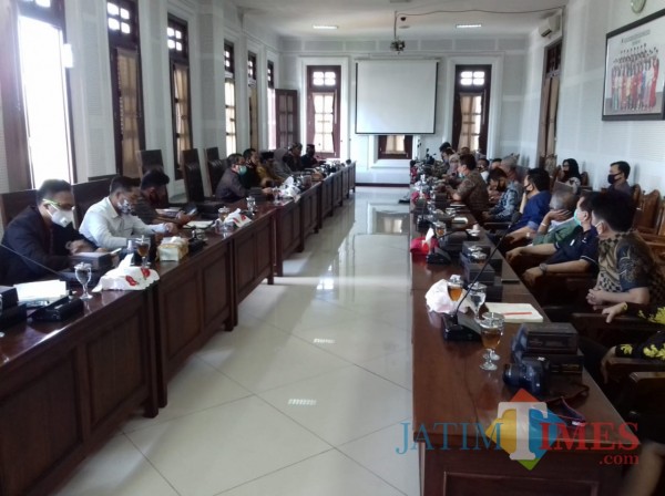 Suasana hearing antara Komisi B DPRD Kota Malang, Bapenda Kota Malang, dan Pelaku Usaha di Kota Malang, Rabu (25/8). (Arifina Cahyanti Firdausi/MalangTIMES).