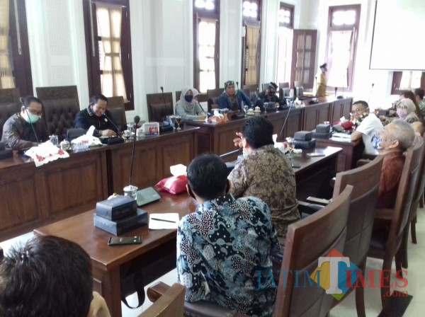 Suasana hearing antara Komisi B DPRD Kota Malang, Bapenda Kota Malang, dan Pelaku Usaha di Kota Malang, Rabu (25/8). (Arifina Cahyanti Firdausi/MalangTIMES).