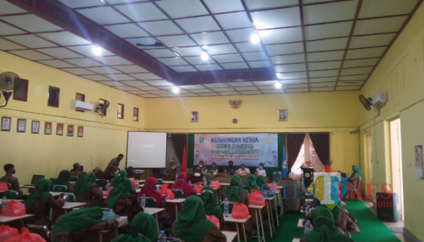 Komisi E DPRD Jatim lakukan kunker di SMAN 1 Bangkalan. (foto/redaksi bangkalantimes.com