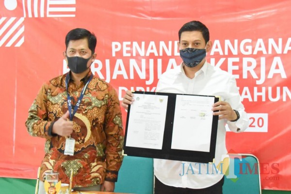 Wali Kota Kediri Abdullah Abu Bakar menandatangani kerja sama dengan Direktorat jenderal pajak. (Foto: istimewa)