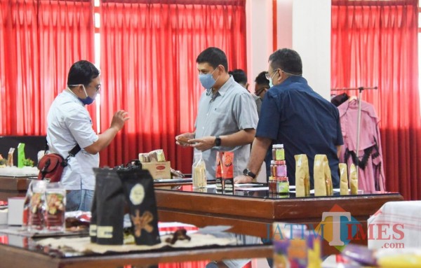 Wali Kota Kediri Abdullah Abu Bakar saat melihat pameran produk UMKM.(foto:istimewa)