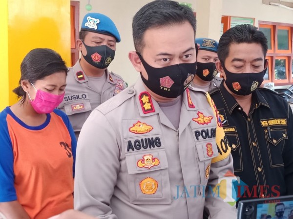 Kapolres Jombang AKBP Agung Setyo Nugroho saat diwawancarai pada pers rilis di Mapolres Jombang. (Foto : Adi Rosul / JombangTIMES)
