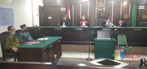 M. Ghozali didampingi kuasa Hukumnya M. Husni Thamrin saat mengikuti persidangan di PN Jember (foto : Moh. Ali Makrus / Jatim TIMES)