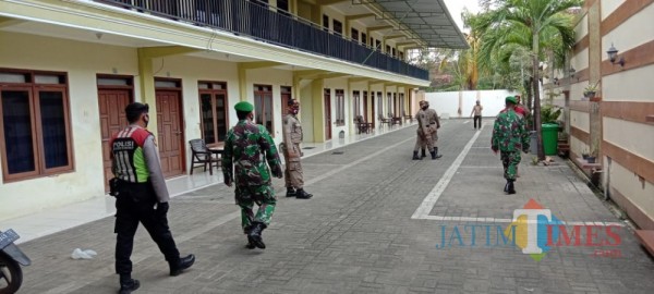 Tim Gabungan dari Satpol PP bersama TNI dan Polri saat sisir hotel di Sumenep (Foto: Syaiful Ramadhani/JatimTIMES)