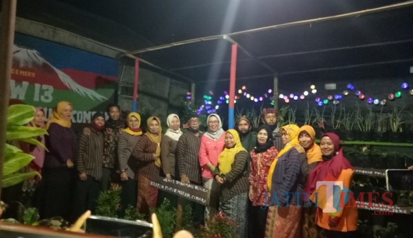 Wakil Bupati Lumajang bersama warga desa Senduro, pada Rabu malam (Foto : Moch. R. Abdul Fatah / Jatim TIMES)