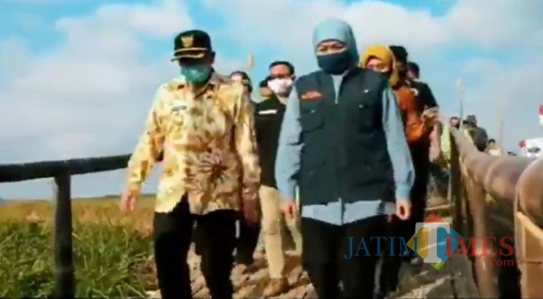 Gubernur Jatim Khofifah didampingi Bupati Mojokerto Pungkasiadi launching Desa Paralayang dan Agro Wisata Trawas (Foto: Humas Pemprov Jatim)