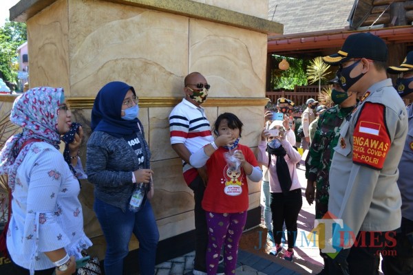 Kapolres Batu AKBP Harviadhi Agung Prathama saat mensosialisasikan protokol kesehatan di Jatim Park 3 beberapa saat lalu. (Foto: Irsya Richa/MalangTIMES)
