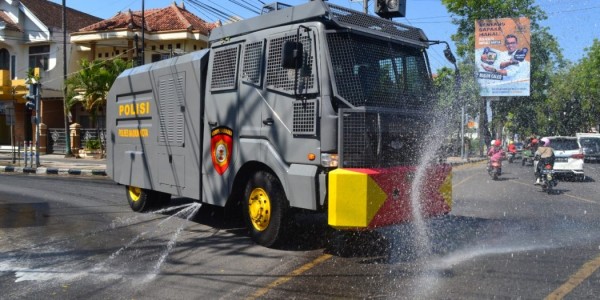 Mobil Taktis Anti Huru-hara saat melakukan penyemprotan