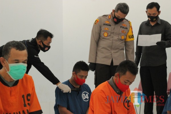Para tersangka narkoba lima jaringan diamankan Polres Blitar Kota.(Foto : Aunur Rofiq/BlitarTIMES)