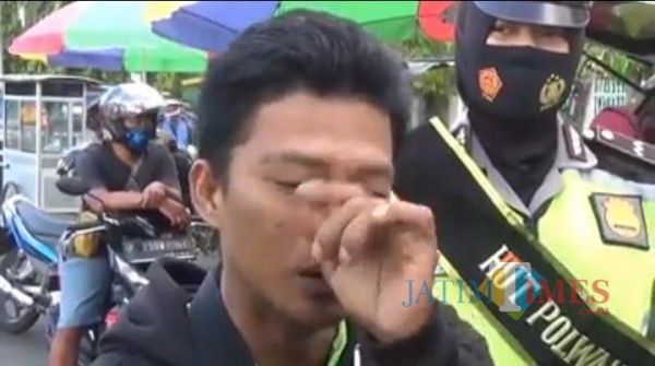 Pengendara di Jember yang tidak mengenakan masker menangis saat disuruh menyanyikan lagu Indonesia Raya (foto : istimewa / Jatim TIMES)