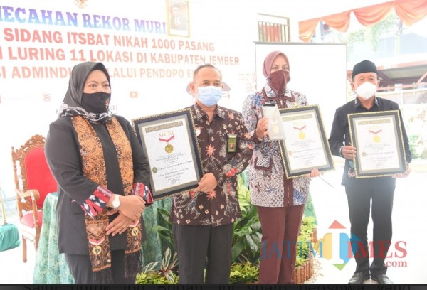 Penyerahan Sertifikat Rekor MURI kepada Bupati Jember Faida