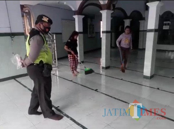 Sanksi bersihkan masjid bagi yang kena razia masker di Gondang Tulungagung / Foto : Dokpol / Tulungagung TIMES
