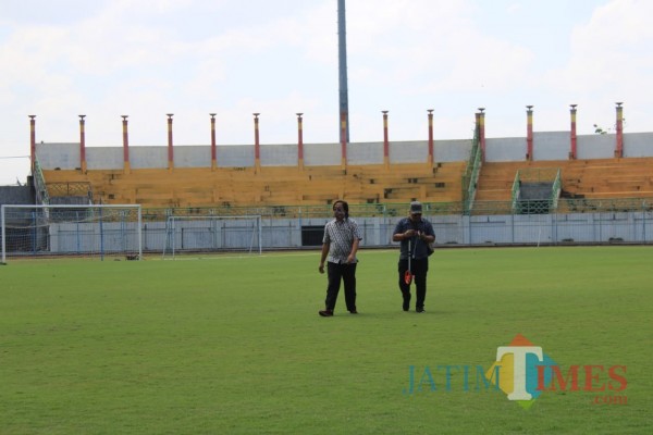 Dua orang sedang menyurvei Stadion Gelora Bangkalan (SGB). (foto/redaksi bangkalantimes.com)