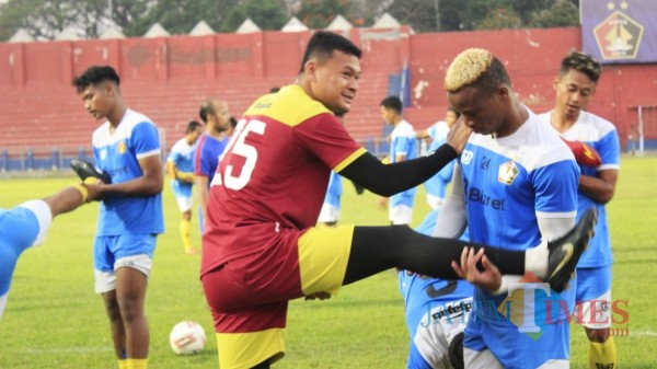 Squad tim Macan Putih ketika melakukan latihan di Stadion Brawijaya Kota Kediri. (Foto: Bams Setioko/JatimTIMES)