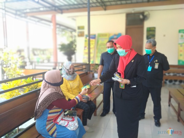 Ketua PN Kota Malang, Nuruli Mahdilis saat memberikan stiker ajakan untuk tidak memberikan gratifikasi pada pegawai pengadilan (Anggara Sudiongko/MalangTIMES)