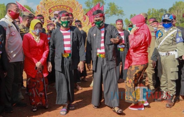 Menteri Desa PDTT Halim Iskandar, bersama Bupati Pamekasan Baddrut Tamam saat memasuki tempat acara di Desa Pegantenan