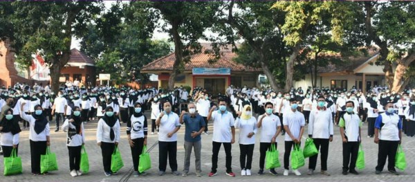 Pemberian Bantuan Kepada Tenaga Kesehatan non ASN Serta Aktivitas Senam Bersama Bupati Kab. Mojokerto (Foto: IG humaskabmojokerto)