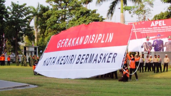 Pemkot Kediri menggelar Apel Sosialisasi INPRES No. 6 dan Perwali No. 32 Tahun 2020, di Halaman Balaikota Kediri, Senin (31/8). (Foto: Istimewa)