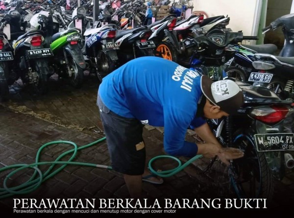 Petugas Kejari Kota Malang yang tengah membersihkan barang bukti(istimewa)