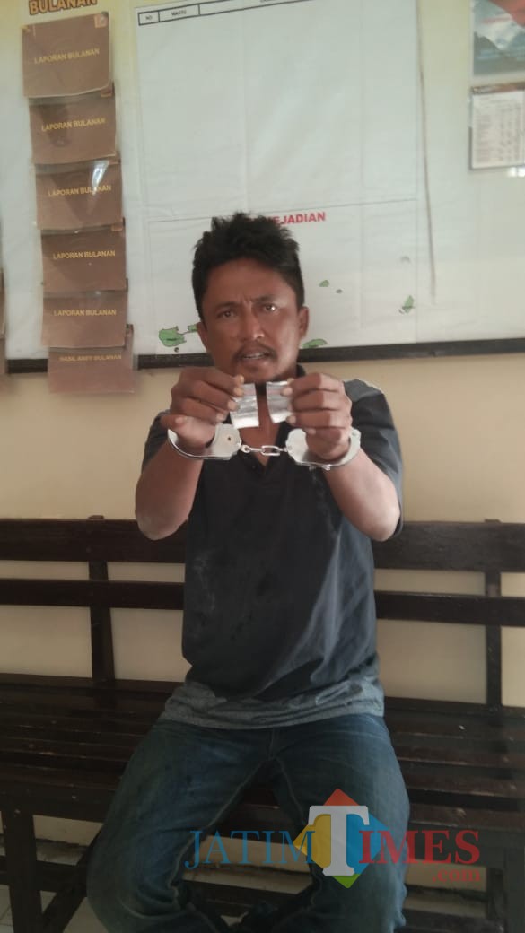Tersangka beserta barang bukti sabu-sabu saat diamankan di Mapolsek Kepulauan Ra'as Sumenep (Foto: Humas Polres Sumenep for JatimTIMES)