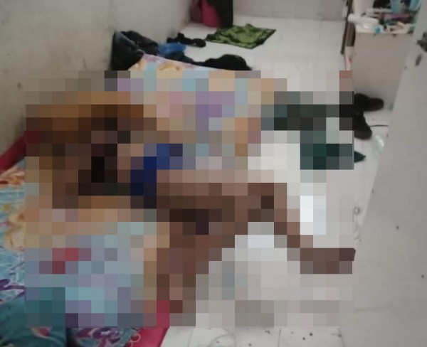 Korban saat pertama kali ditemukan di kos-kosanya oleh warga sekitar setelah mendengar suara jeritan minta tolong (foto : istimewa / Jatim TIMES)