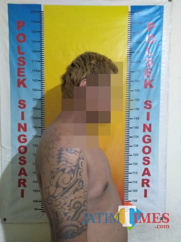 Tersangka pencurian di wilayah hukum Polsek Singosari sesaat setelah diamankan polisi. (Foto : Polsek Singosari for MalangTIMES)
