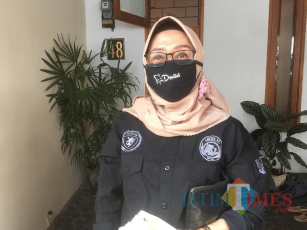 Humas Satgas Covid-19 Kabupaten Malang, Aniswaty Aziz saat menjelaskan rekap kasus covid-19 dalam kurun waktu sebulan. (Foto : Dokumen MalangTIMES)