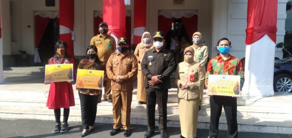 Penyerahan hadiah kepada para pemenang Lomba Penulisan Artikel Sejarah Kota Malang secara simbolis. (Foto: Humas)