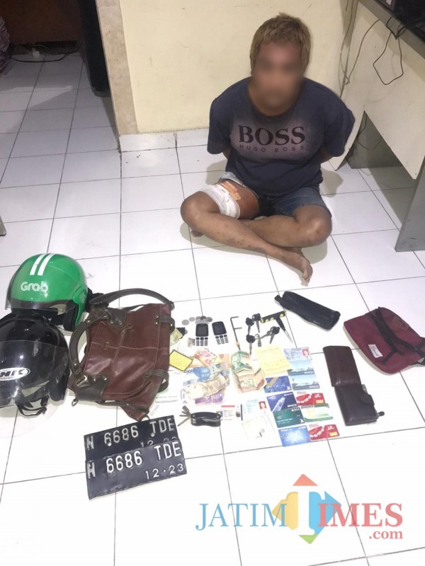 Tersangka beserta barang bukti saat diamankan polisi ke Mapolsek Singosari. (Foto : Polsek Singosari for MalangTIMES)