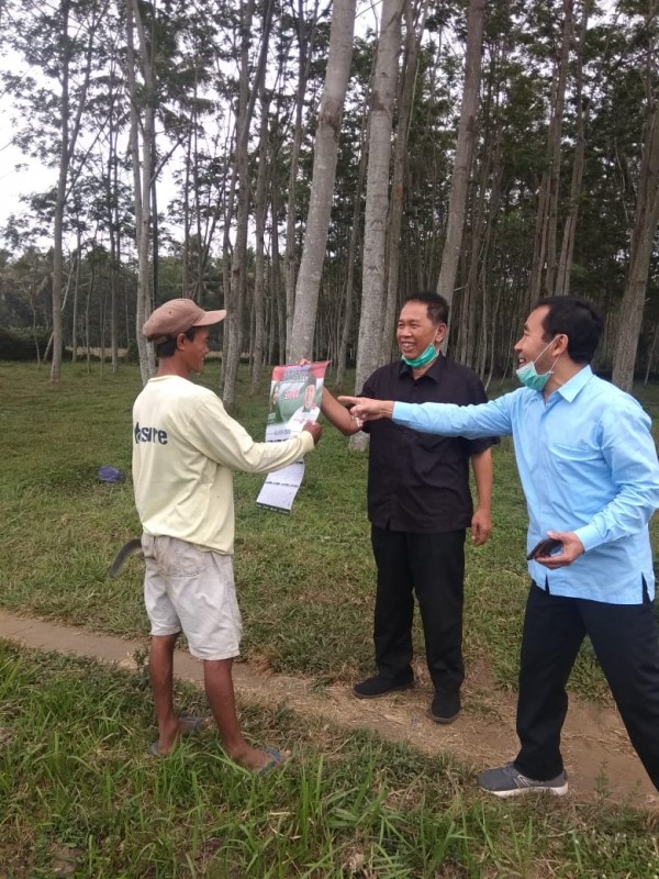 Bacawabup Didik Budi Muljono saat bersama Sujud Pribadi turun ke masyarakat dengan memberikan kalender tahun 2020 bergambarkan Bapaslon Ladub. (Foto: Istimewa)