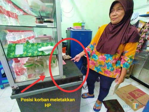 Pemilik warung yang menunjukkan lokasi meletakkan HP miliknya. (Anggara Sudiongko/MalangTIMES)