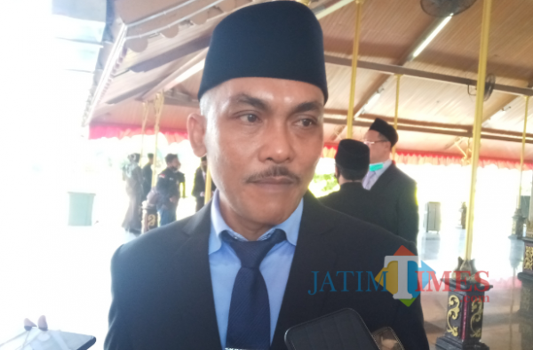 Kepala Dinas Pendidikan (Disdik) Kabupaten Bangkalan Bambang Budi Mustika, saat diwawancari oleh sejumlah awak media (foto/redaksi bangkalantimes.com)