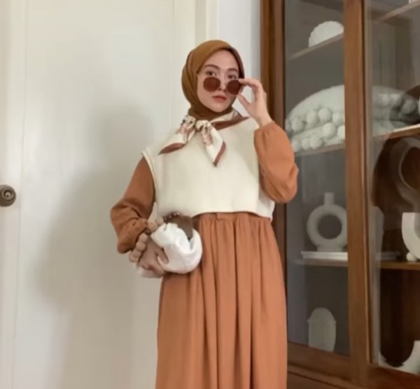 Gaya Nisa Cookie saat menampilkan style dengan dress. (Foto: Instagram @nisacookie).