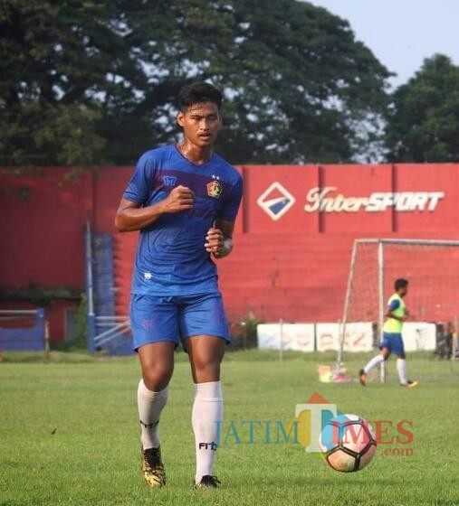 Striker Persik Kediri Septian Satria Bagaskara saat betlatih di stadion Brawijaya.(Foto: istimewa)