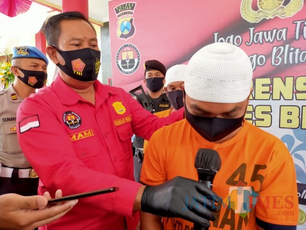 Kedua tersangka yang merupakan residivis diamankan di Mapolres Blitar. (Foto : Aunur Rofiq/BlitarTIMES)