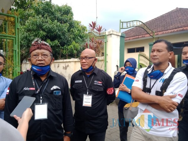 Tim Malang Jejeg saat datang ke Kantor Bawaslu Kabupaten Malang untuk melakukan mediasi dengan KPU Kabupaten Malang. (Foto: Tubagus Achmad/MalangTimes)