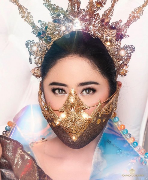 Masker karya Gerry Yo yang dikenakan oleh Dewi Persik. (Foto: Instagram Dewi Persik @dewiperssikreal)