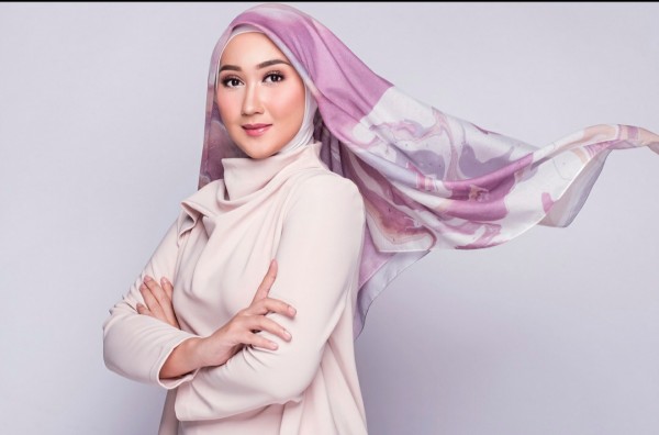 Gaya Dian Pelangi saat memakai scarf untuk hijab. (Foto: Instagram @dianpelangi).
